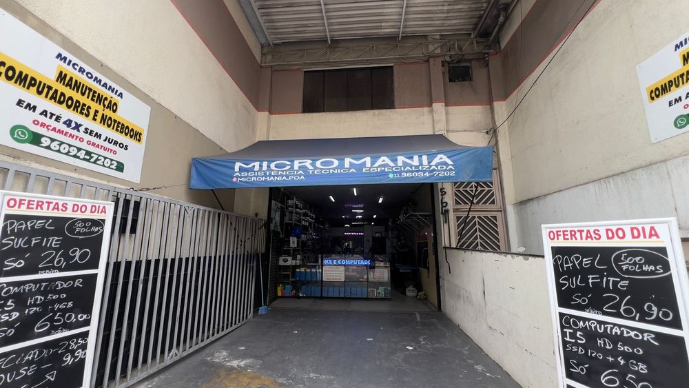 Entrada da Micromania na Av. Nove de Julho, 564, com o toldo azul escrito Micromania Assistência Técnica Especializada